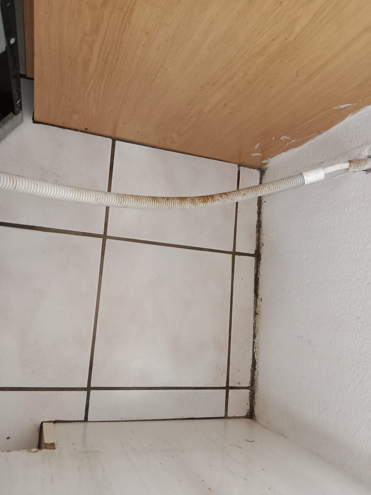 Clean floor tiles and corners after cleaning